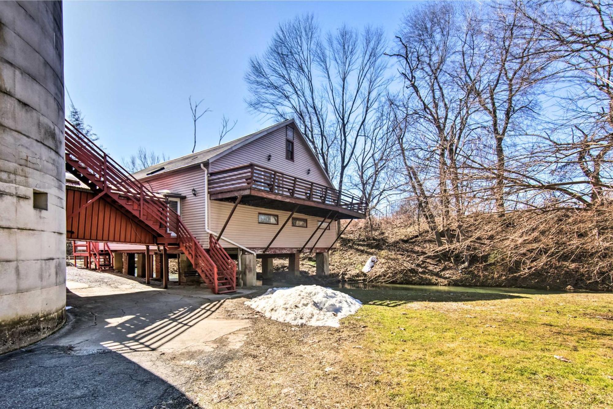 Runningwater Apartment In Lancaster With Deck Екстериор снимка